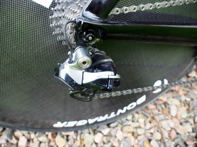 The only other exposed wire is at the rear dropout, where it pops out of the frame to connect with the Di2 rear derailleur, making for an exceptionally clean and aerodynamic set up.