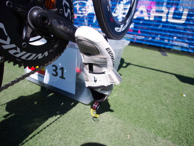 Interestingly, Gomez chooses the second tier Specialized Trivent shoes, rather than the top end S-works model with the trick heel opening and boa closure.